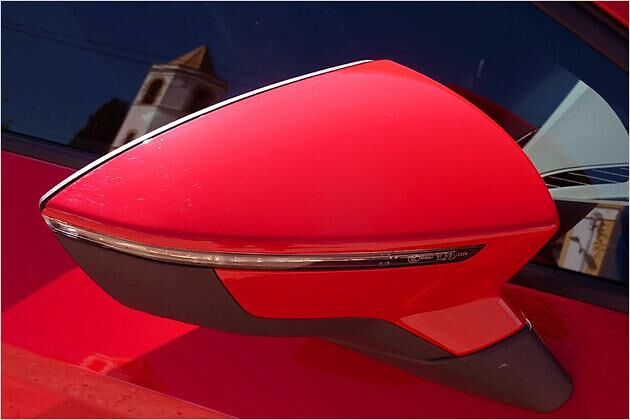 Der speziell geformte Rückspiegel soll Wind und Regen optimal ableiten