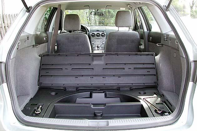 Unter der Bodenabdeckung gibt es zwei Staufächer