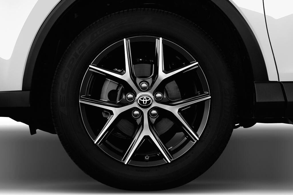 Toyota RAV4 (Baujahr 2016) Edition 5 Türen Reifen und Felge