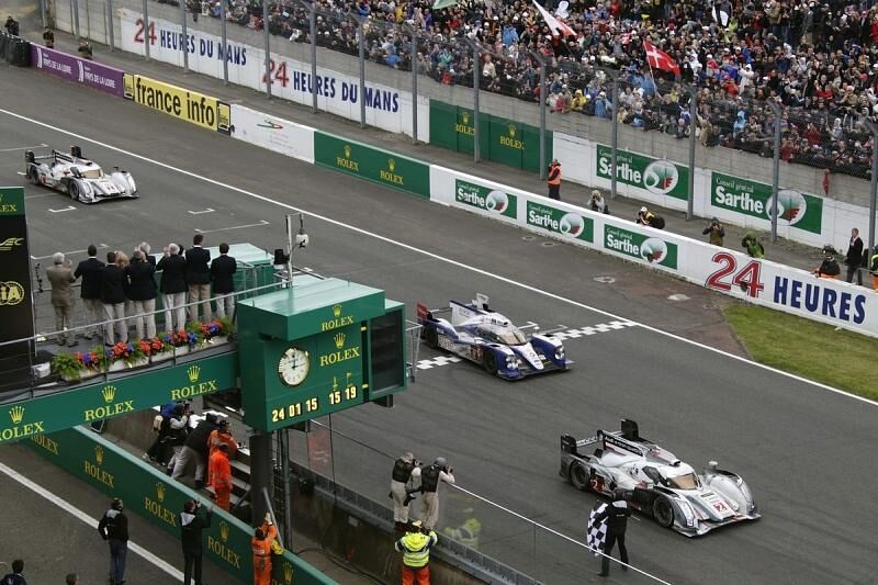 Der Moment des Erfolgs: Tom Kristensen überquert die Ziellinie