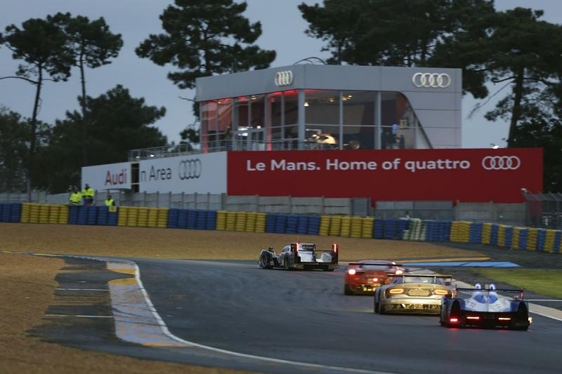 Der Audi R18 e-tron ist an seinen hohen senkrechten Rückleuchten zu erkennen