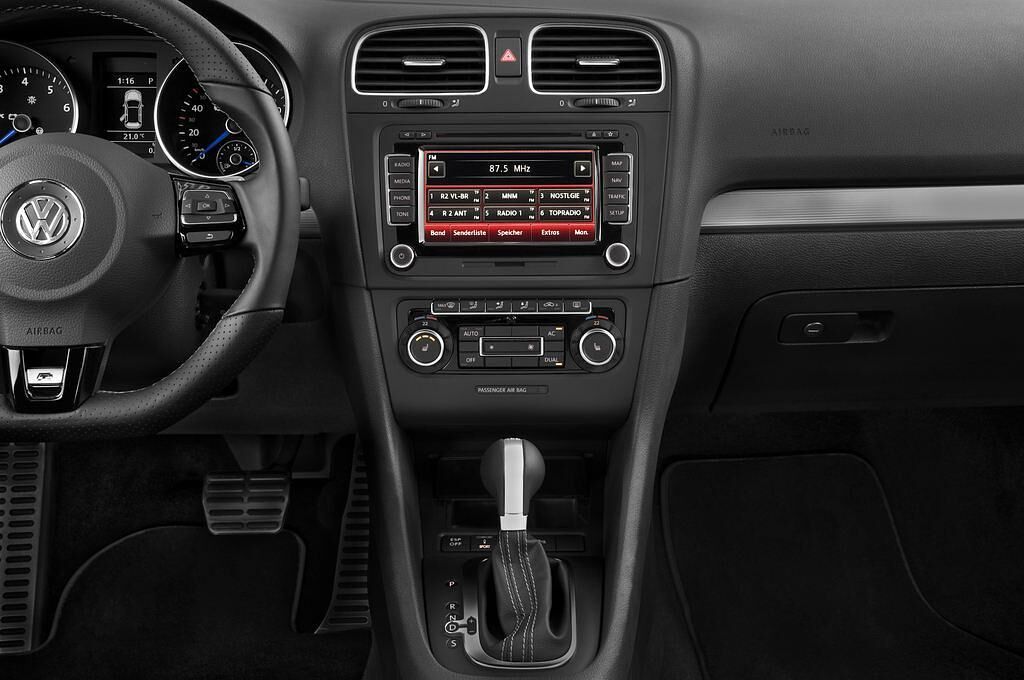 Volkswagen Golf (Baujahr 2011) R 5 Türen Mittelkonsole