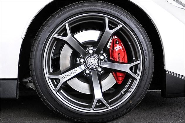 Sehen verdammt gut aus: Die 19-Zöller der Firma Rays inklusive 245er-Bereifung vorne