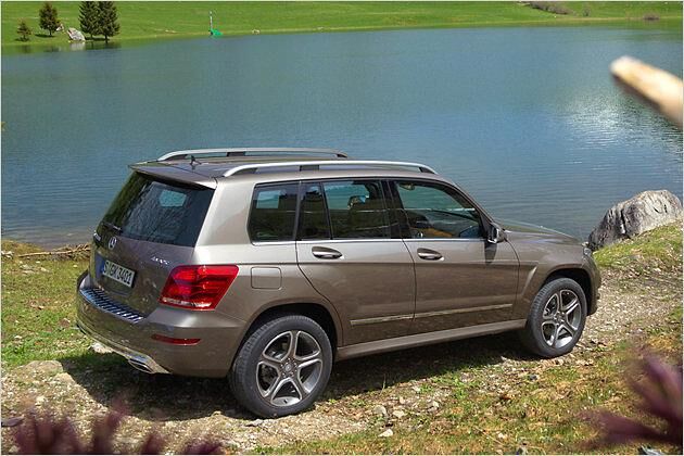 Von hinten ist der überarbeitete GLK unter anderem an neuen Rückleuchten zu erkennen