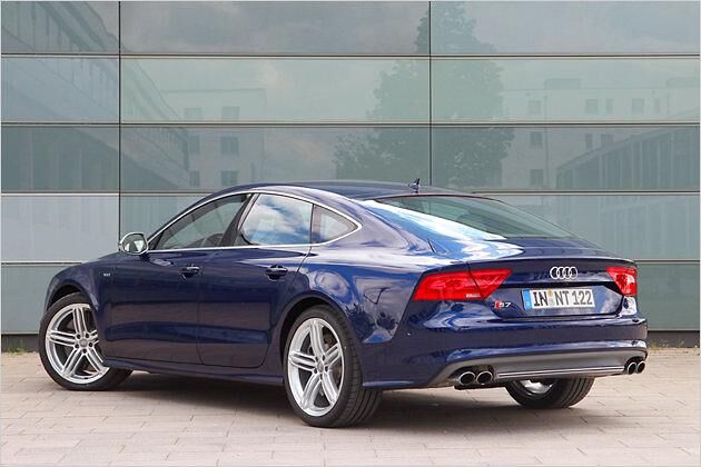 Von außen unterscheidet sich die S-Version durch dezente Merkmale vom zivilen Bruder A7