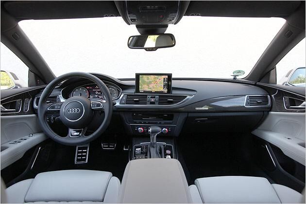 Die hochwertig eingerichtete Kabine wird durch ein Sportlenkrad, Chromelemente und Zierleisten aus Carbon aufgewertet