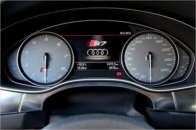 Die Zeiger für Drehzahlmesser und Tacho stehen in der Nullstellung senkrecht