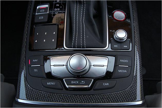 Bedient wird das Infotainmentsystem über einen Dreh-Drück-Knopf und mehrere feste Bedientasten