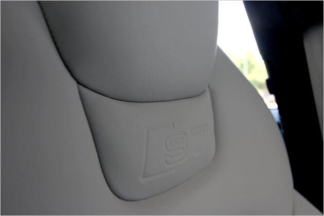 In die vorderen Sitze ist ein S7-Emblem geprägt