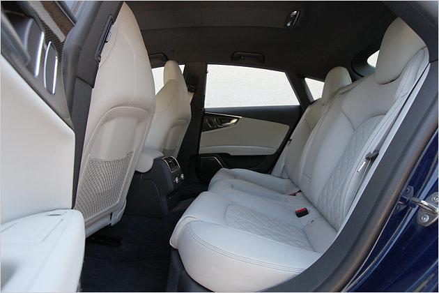 Auch hinten sitzt es sich komfortabel, nur die Kopffreiheit ist aufgrund des abfallenden Dachs etwas eingeschränkt