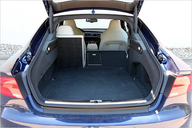 Die Rückenlehnen lassen sich geteilt umlegen