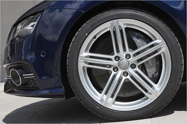 Die Felgen im Fünfarm-Speichen-Design geben den Blick auf die Bremsanlage frei