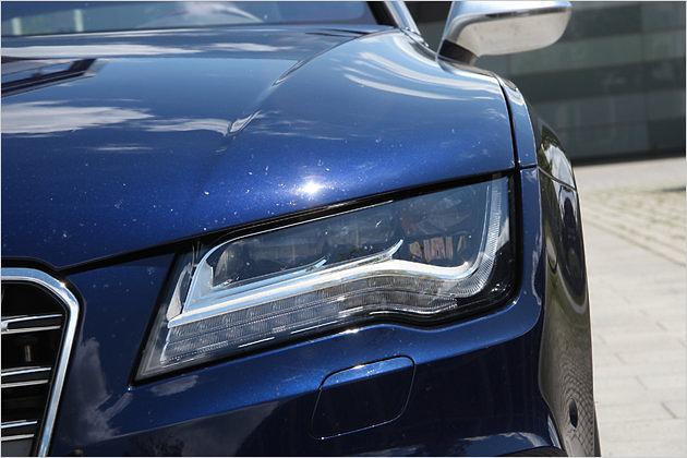 Für 1.800 Euro Aufpreis ersetzen LED-Scheinwerfer die serienmäßigen Xenonleuchten