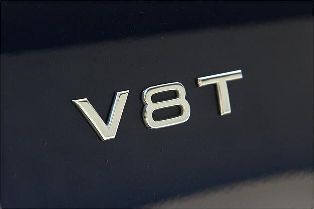 V8 T: Dieses Kürzel weist auf den Achtzylindermotor mit Biturboaufladung hin