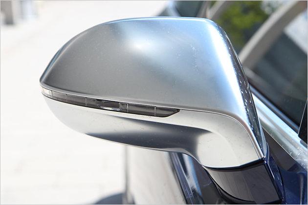 Die Außenspiegelgehäuse sind in Aluoptik gehalten