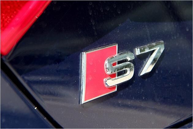 Die Kofferraumklappe ziert ein S7-Logo