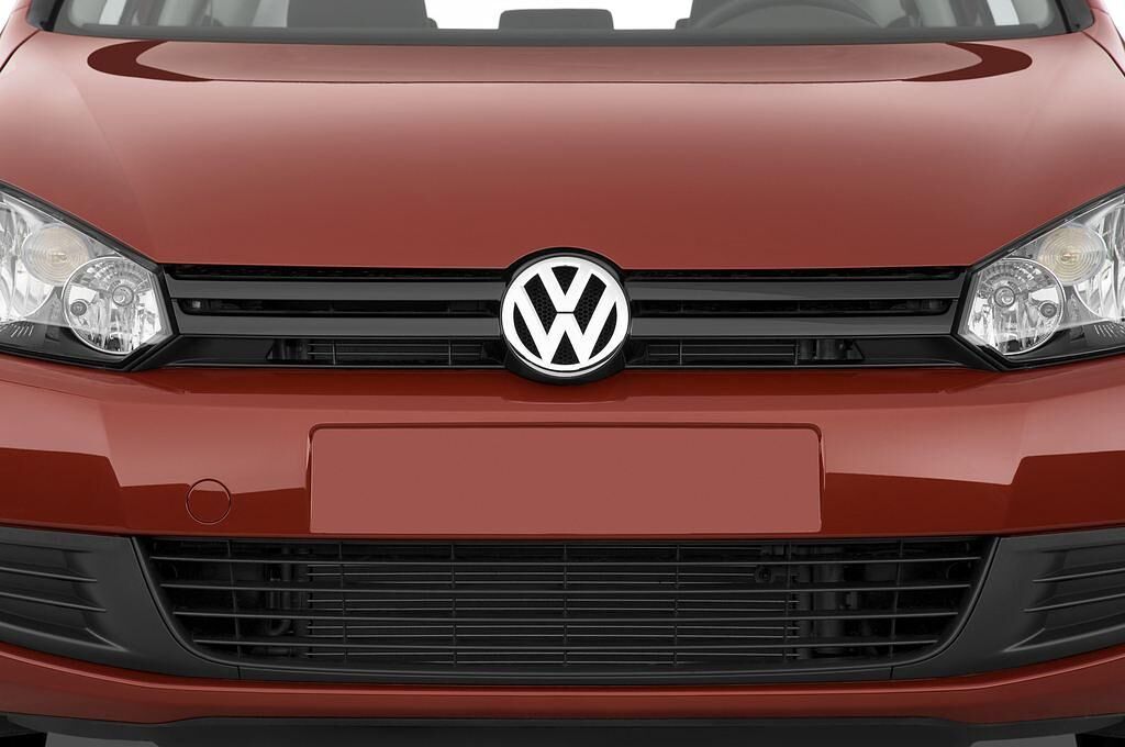Volkswagen Golf (Baujahr 2010) Trendline 3 Türen Kühlergrill und Scheinwerfer