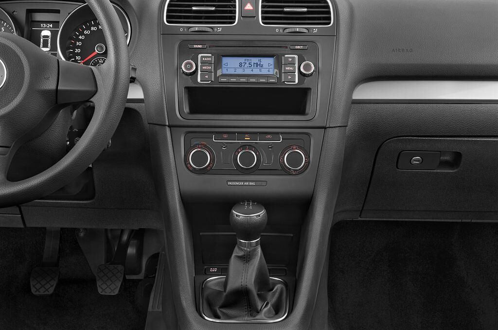 Volkswagen Golf (Baujahr 2010) Trendline 3 Türen Mittelkonsole