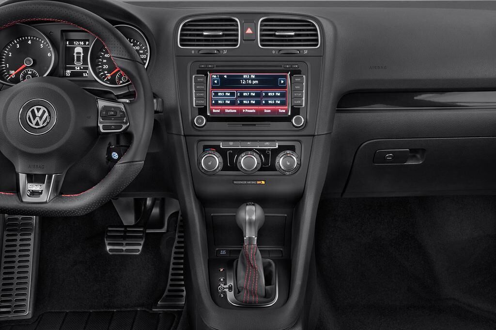 Volkswagen Golf (Baujahr 2010) GTI 5 Türen Mittelkonsole