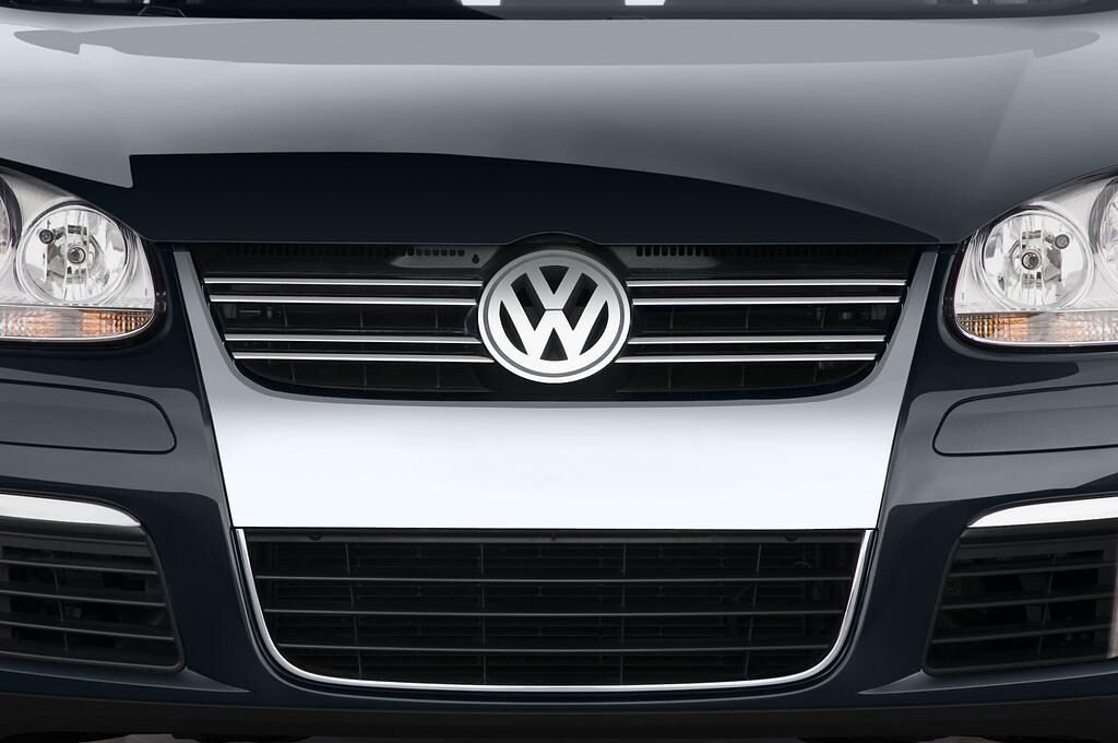 Volkswagen Jetta (Baujahr 2010) S 4 Türen Kühlergrill und Scheinwerfer