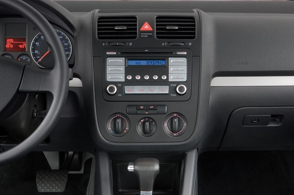 Volkswagen Jetta (Baujahr 2010) S 4 Türen Mittelkonsole