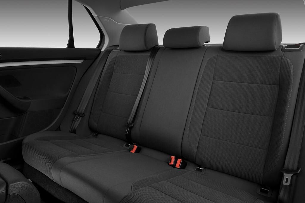 Volkswagen Jetta (Baujahr 2010) S 4 Türen Rücksitze