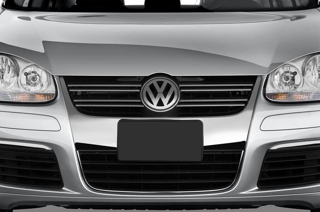 Volkswagen Jetta (Baujahr 2010) SE 4 Türen Kühlergrill und Scheinwerfer