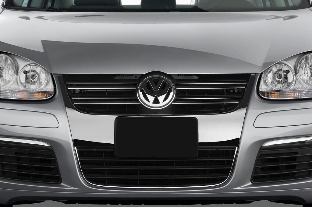 Volkswagen Jetta (Baujahr 2010) Comfortline 4 Türen Kühlergrill und Scheinwerfer