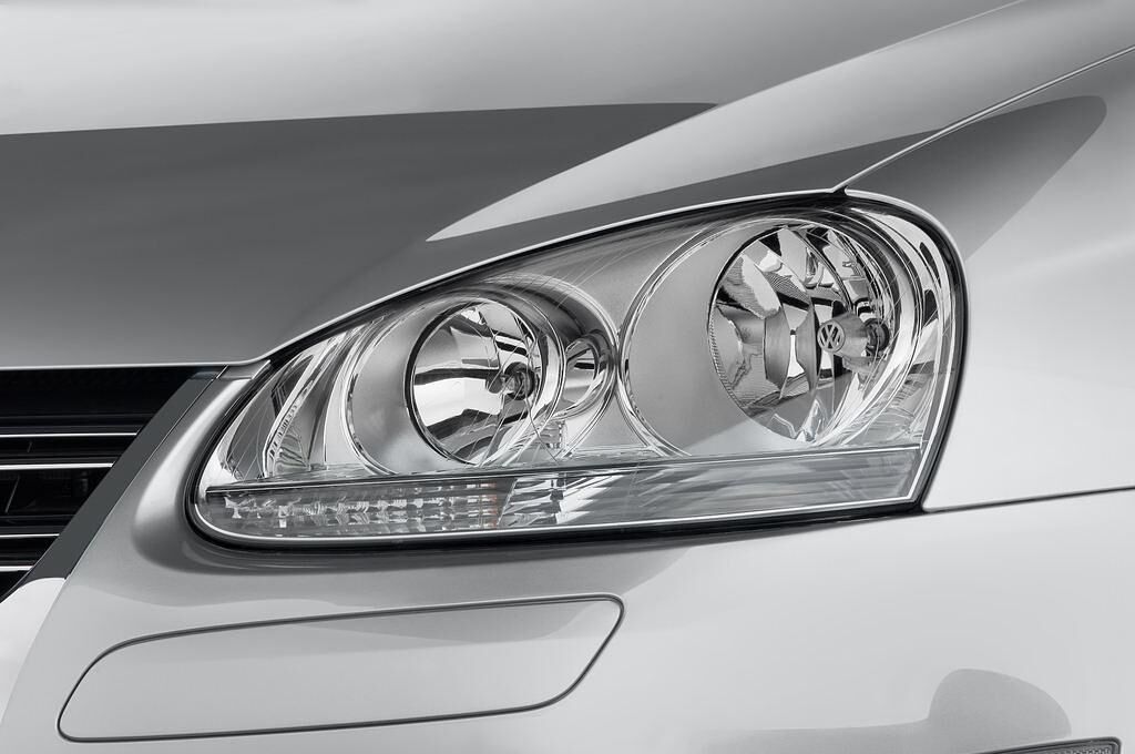 Volkswagen Jetta (Baujahr 2010) Comfortline 4 Türen Scheinwerfer