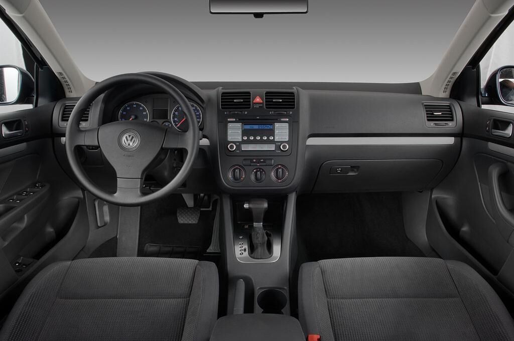 Volkswagen Jetta (Baujahr 2010) S 4 Türen Cockpit und Innenraum