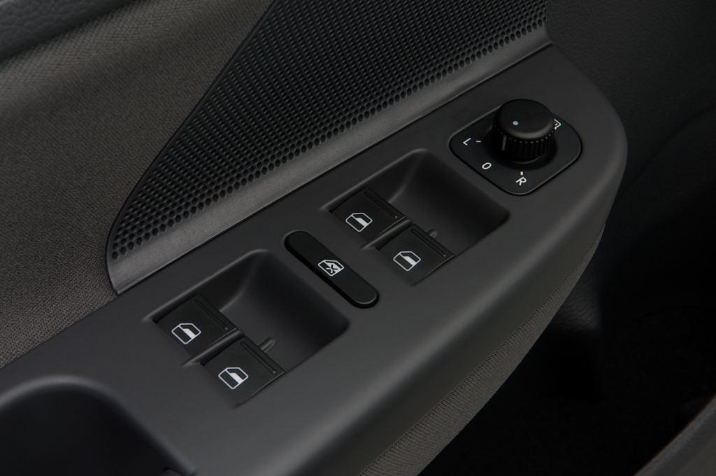 Volkswagen Jetta (Baujahr 2010) S 4 Türen Bedienungselemente Tür
