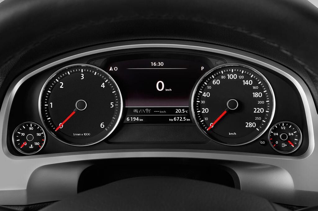 Volkswagen Touareg (Baujahr 2015) Bluemotion 5 Türen Tacho und Fahrerinstrumente