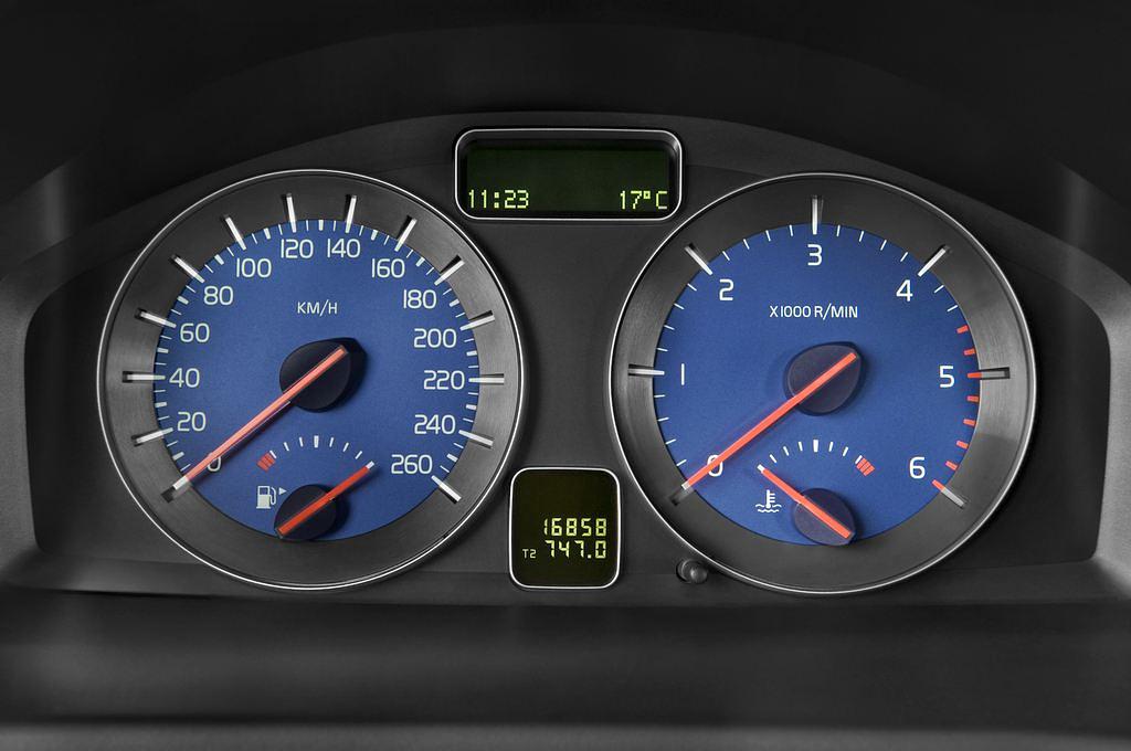 Volvo V50 (Baujahr 2010) R-design 5 Türen Tacho und Fahrerinstrumente
