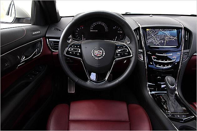 Das Cockpit ist mit Leder und schwarzem Klavierlack gestylt