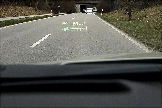 Im Head-up-Display werden unter anderem Drehzahl und Geschwindigkeit angezeigt
