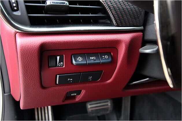 Rotes Leder und Carbon ziert die Armaturentafel