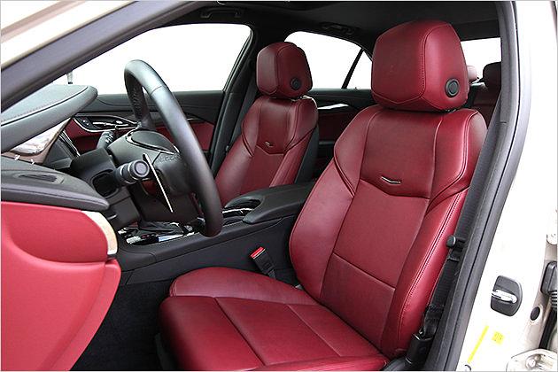 Die Sitze sind bequem, lassen aber Seitenhalt vermissen