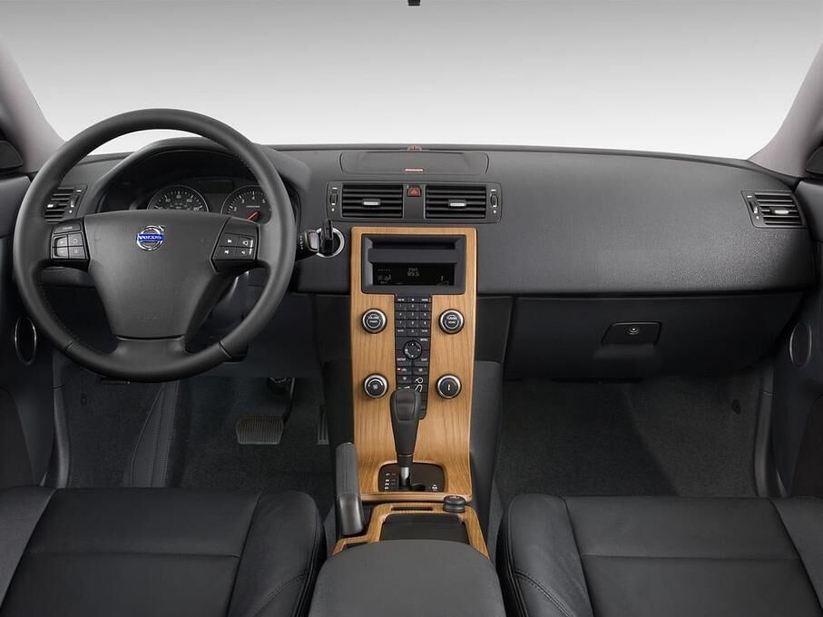 Volvo S40 (Baujahr 2010) Momentum 4 Türen Cockpit und Innenraum