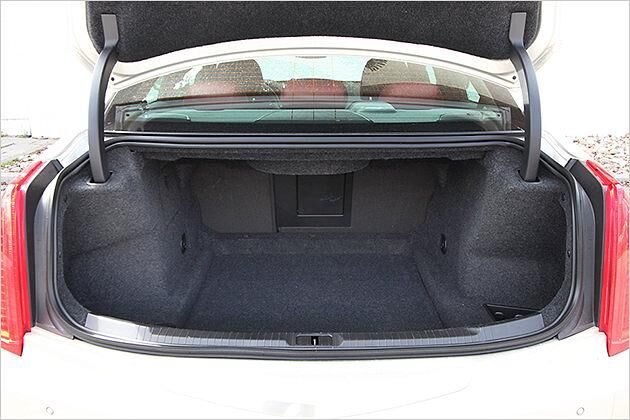 Mager: Der zerklüftete Kofferraum fasst 381 Liter