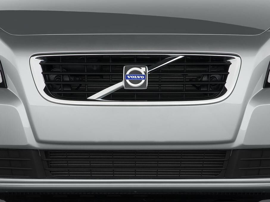 Volvo S40 (Baujahr 2010) Momentum 4 Türen Kühlergrill und Scheinwerfer