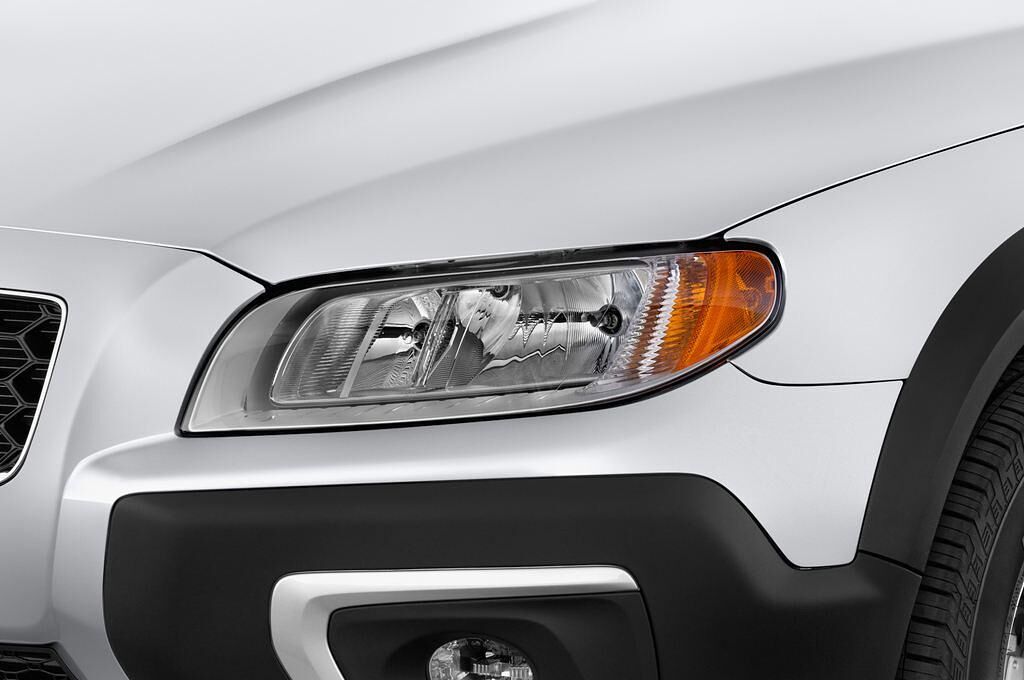 Volvo XC70 (Baujahr 2015) Momentum 5 Türen Scheinwerfer