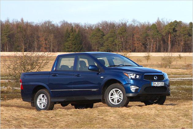 Moderner Auftritt: Bullige Front mit kantigen Scheinwerfern und Wabenmuster im Kühlergrill