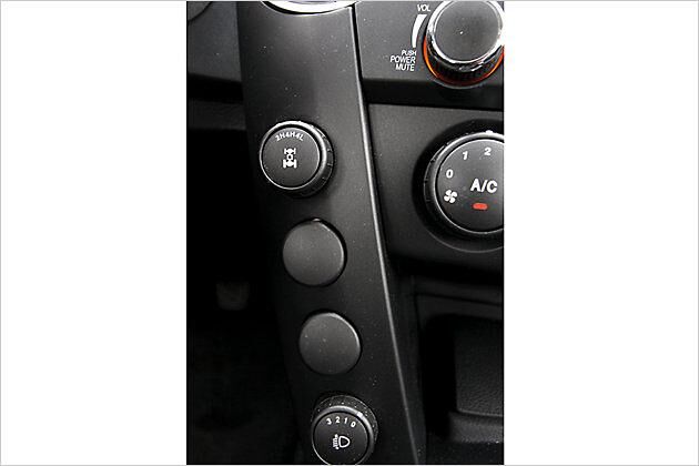 Ein zuschaltbarer Allradantrieb mit Geländeuntersetzung ist ab der mittleren Ausstattungslinie Quartz Serie