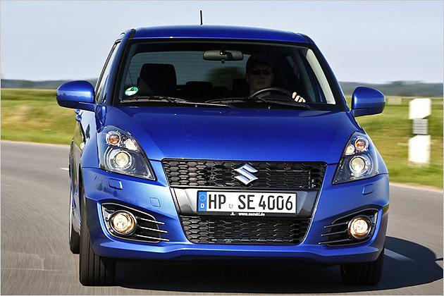 Serienmäßig leuchten Xenon-Scheinwerfer die Straße aus