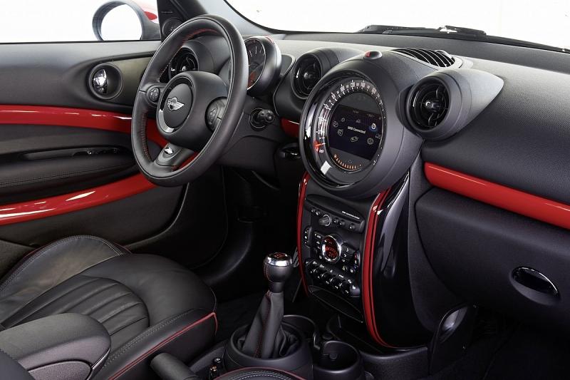 Das Interieur des Mini Paceman John Cooper Works ist in der Wertigkeit verbessert, aber immer noch nicht optimal