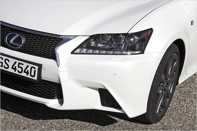 Zieht nach innen: Der neue Grill des Lexus GS