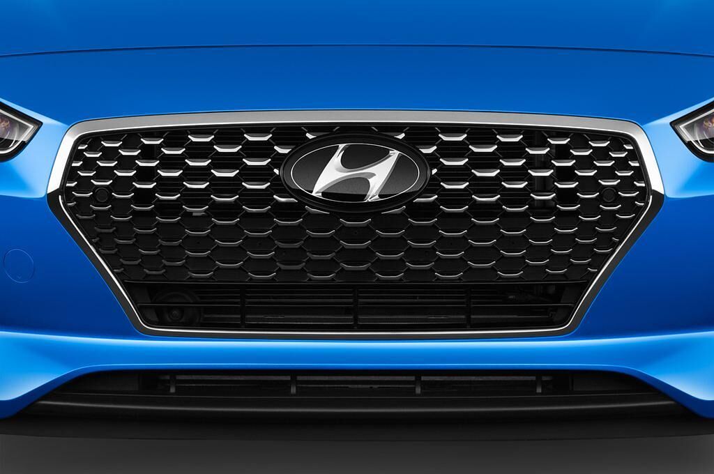 Hyundai i30 (Baujahr 2017) Premium 5 Türen Kühlergrill und Scheinwerfer