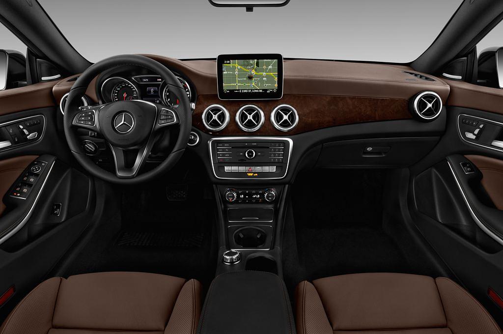 Mercedes CLA Coupe (Baujahr 2017) AMG Line 4 Türen Cockpit und Innenraum
