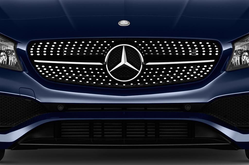 Mercedes CLA Coupe (Baujahr 2017) AMG Line 4 Türen Kühlergrill und Scheinwerfer