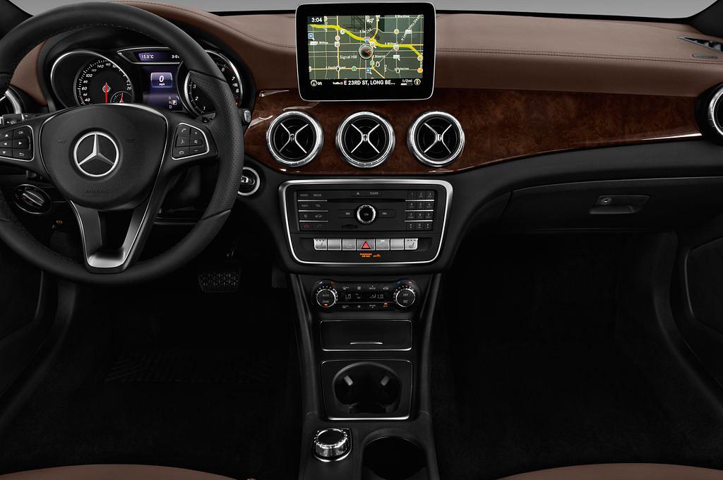 Mercedes CLA Coupe (Baujahr 2017) AMG Line 4 Türen Mittelkonsole